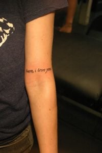 Here-I-Love-U-Lettering-Tattoo-eswteriko-meros-agkwna