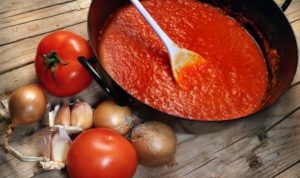 spitiki saltsa tomatas, kremmydi, skordo, tomates