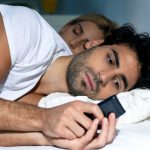 άντρας κινητό μηνύματα απιστία κρεβάτι