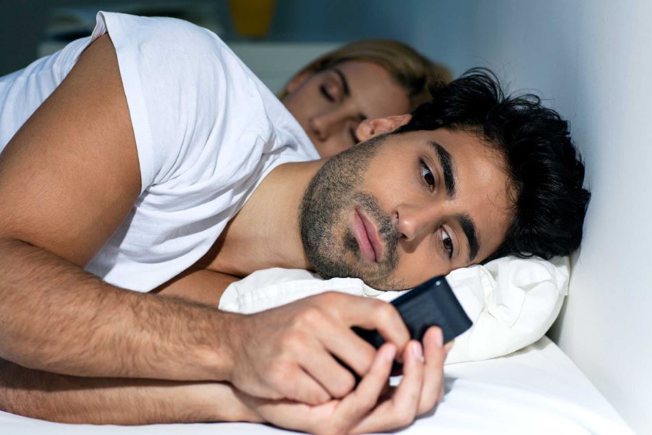 άντρας κινητό μηνύματα απιστία κρεβάτι
