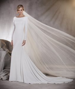 wedding-dress-pronovias-2017-aplo-kai-lito-makrimaniko