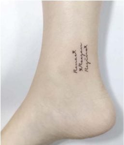 tatouaz ginaikeia grammata frasi astragalos