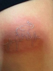 lefko tattoo sta pleura elefantas-kardiografima