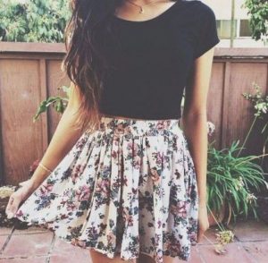 girly outfit, floral fousta, mavro tshirt