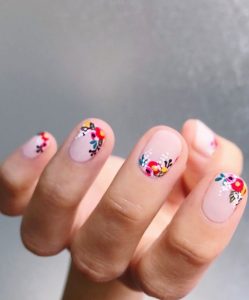 floral manicure