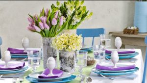 μπλε-μοβ πασχαλινό τραπέζι