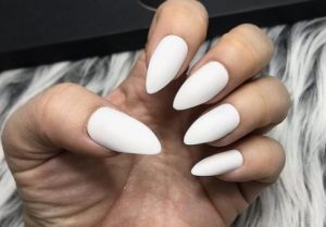 αμυγδαλωτά άσπρα γυναικεία νύχια για το καλοκαίρι