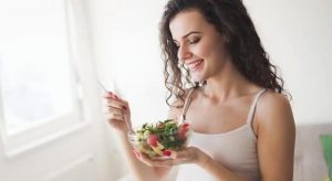 γυναίκα τρώει σαλάτα