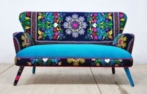 πολύχρωμος καναπές boho διακόσμηση