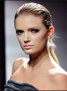 wet look μακριά μαλλιά αλογοουρά χτενίσματα για γάμο καλοκαίρι