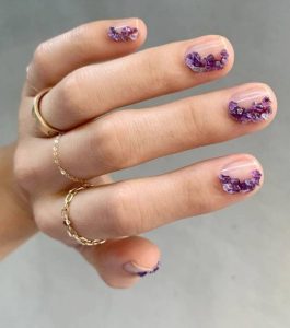 μανικιούρ μοβ μισοφέγγαρο μοντέρνα σχέδια νύχια