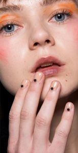 μαύρες πέρλες μικρές nude νύχια nude νύχια glitter τάσεις νύχια χειμώνα 2019-2020