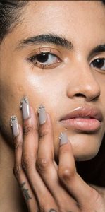 πέρλες γκρι νύχια μακριά nude νύχια glitter τάσεις νύχια χειμώνα 2019-2020
