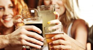παρέα πίνει ποτά αλκοόλ λόγοι χάνεις βάρος