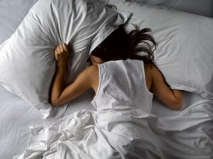 κοπέλα κοιμάται μπρούμυτα μαξιλάρι συνήθειες ρυτίδες