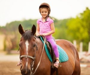 κοριτσάκι ιππασία άλογο
