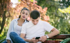 texting ζήλια ανασφάλεια ζευγάρι