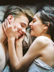 Μια υγιής σχέση βάζει το σεξ ως προτεραιότητα, γιατί αποτελεί σημαντικό τρόπο επικοινωνίας