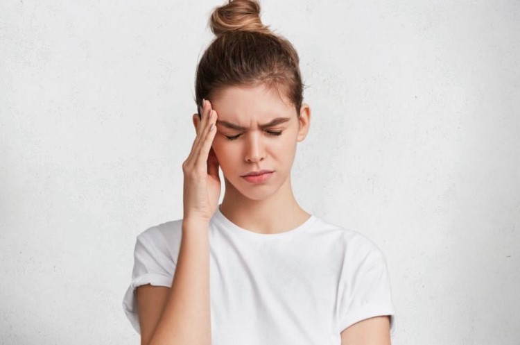 γυναίκα πονάει κεφάλι αιτίες αντιμετώπιση ημικρανίες