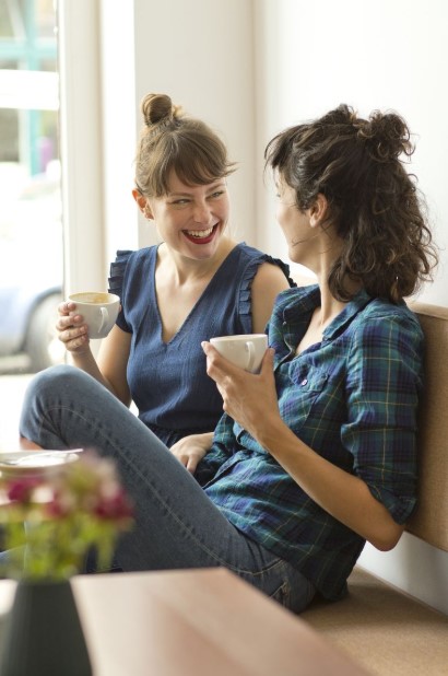 γυναίκες πίνουν καφέ γελάνε 