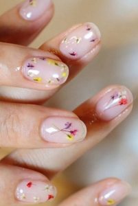νύχια με μικρά πολύχρωμα λουλούδια