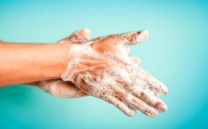 χέρια πλένονται σαπουνάδα