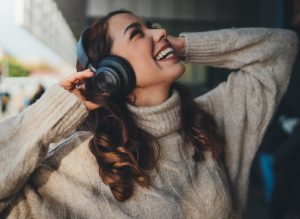 γυναίκα φοράει ακουστικά και ακούει μουσική
