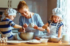 μαμά μαγειρεύει με δύο παιδιά δραστηριότητες σπίτι παιδιά