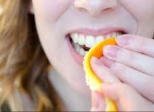 Φλούδα των φρούτων λεύκανση στα δόντια