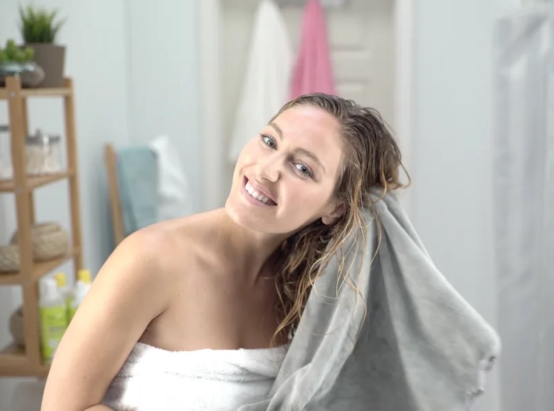 γυναίκα στεγνώνει μαλλιά πετσέτα
