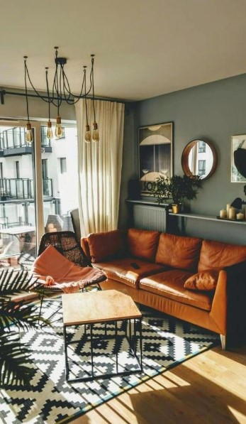 σαλόνι καφέ καναπές ασπρόμαυρο χαλί ανανεώσεις νοικιασμένο σπίτι