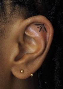 τατουαζ στο αυτι φυλλο