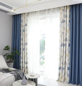 τραπαρια και πολυχρωμια κουρτινα σαλονιου