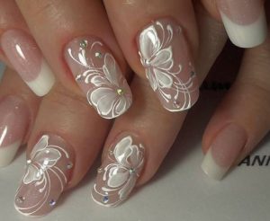νυχια με λουλουδια ασπρα