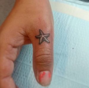 τατουαζ στο δαχτυλο