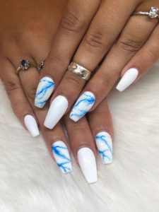 λευκά νύχια με γαλάζια σχέδια