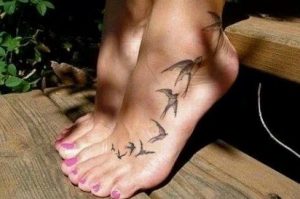 τατουαζ με μικρα πουλακια στο ποδι