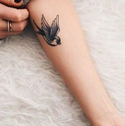 πουλακι τατουαζ στο χερι