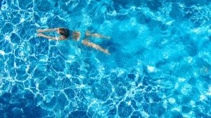 γυναίκα κολυμπάει θάλασσα κιλά διακοπές