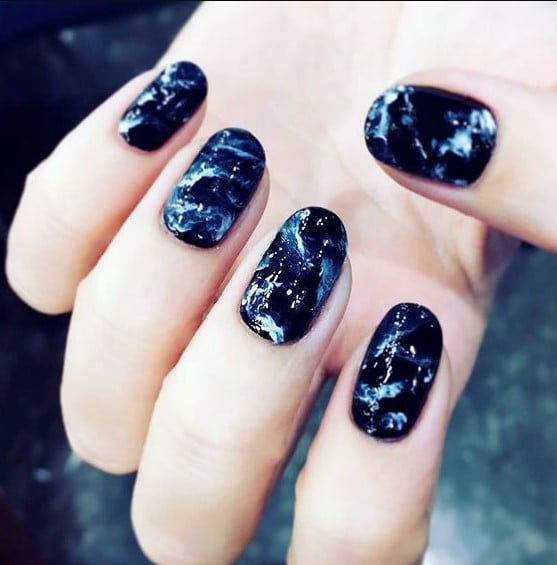 σκούρα μπλε marble νύχια