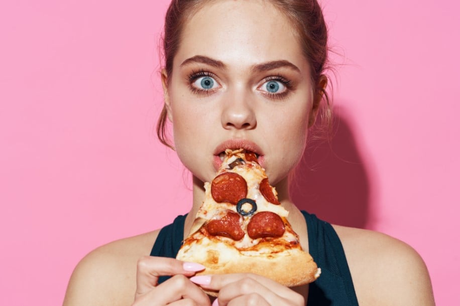γυναίκα τρώει πίτσα