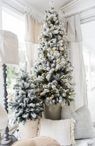 μαξιλάρια κάτω από το χριστουγεννιάτικο δέντρο