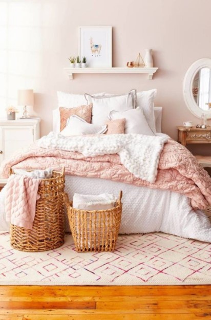 ροζ τοίχος άσπρο κρεβάτι χρωματικοί συνδυασμοί υπνοδωμάτιο