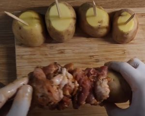 κρέας πάνω από πατάτα σε ξυλάκι