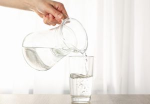 κανάτα και ποτήρι με νερό