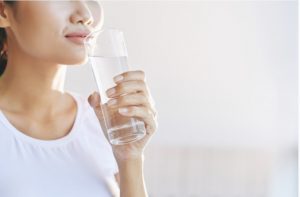 γυναίκα που πίνει νερό