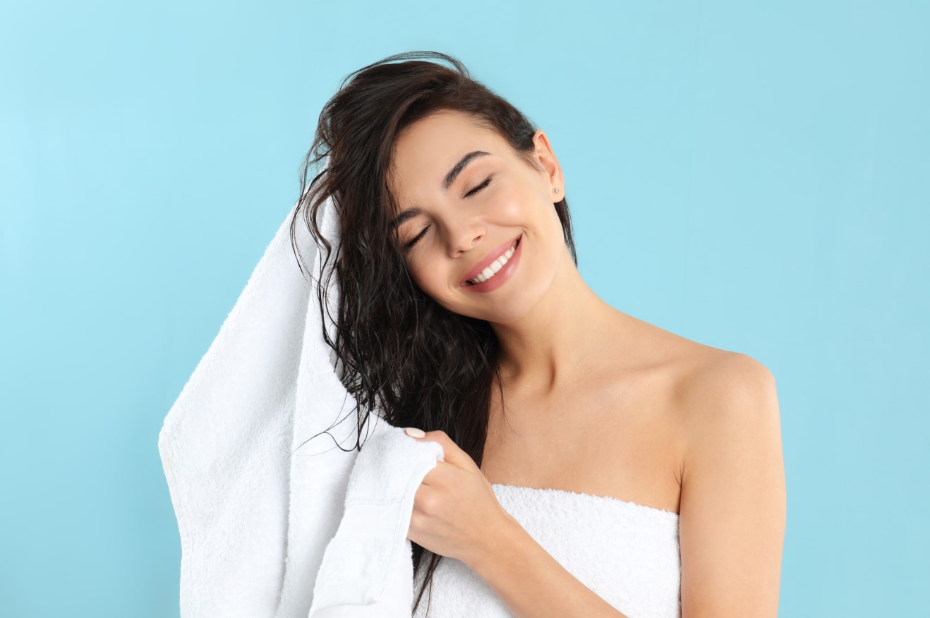 γυναίκα στεγνώνει τα μαλλιά με πετσέτα