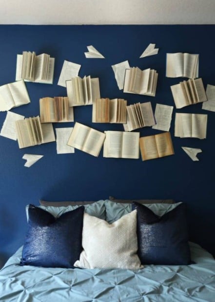 κρεβάτι μπλε τοίχος βιβλία