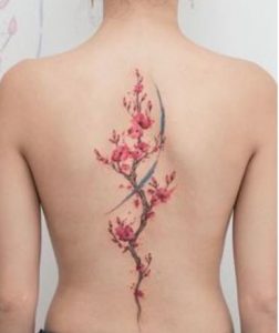 μεγαλο τατουαζ με λουλουδι στη πλατη
