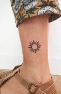 τατουαζ ηλιος ποδι